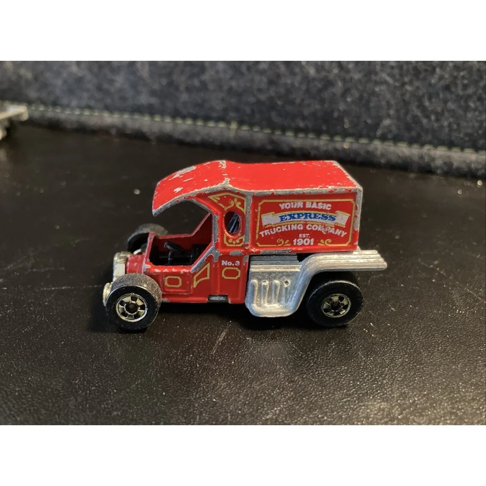 Vintage Hot Wheels Blackwall T-Totaller Express Trucking Co. Red 1976 Hong Kong